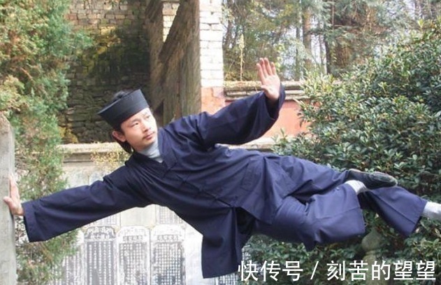 武当山|他被誉为中国轻功第一人，一跃跳上四米高墙，2公里路只需5分钟