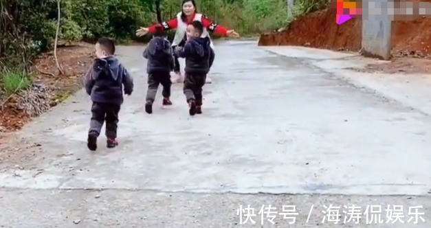 孩子|带三胞胎散步，十字路口前爸妈故意分开，孩子们反应太真实