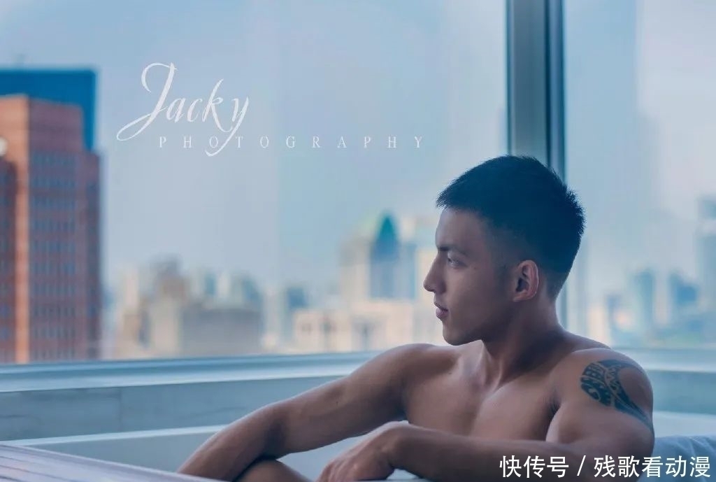 荷尔蒙|漫展黝黑筋肉男火了短发天菜体育生小钢砲,这身腱子肉绝了