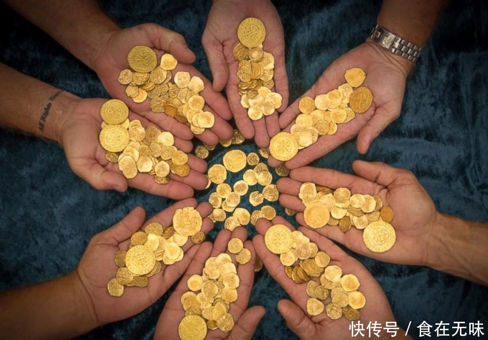 海底|几名潜水爱好者结伴下海游玩,因“海底金光”而收获大笔财富