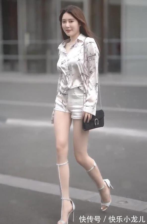 直男 一个相当自信的女孩,让直男觉得有些心动,很想请她吃饭聊聊天