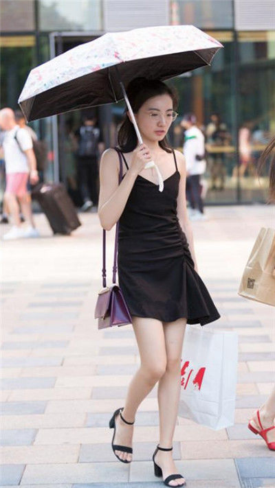 街拍：嫣然巧笑的美女，格子外衣搭配连衣裙，时尚又不美感