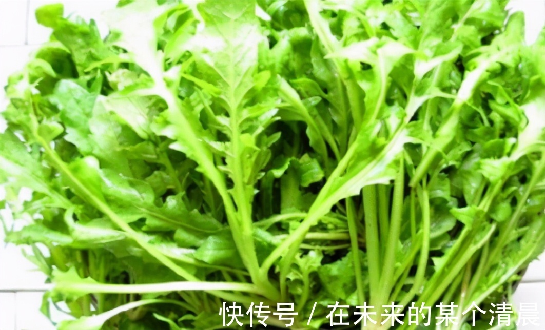 食物|女人不想老得快，脸上长满皱纹，3种食物，可美容养颜，人显年轻