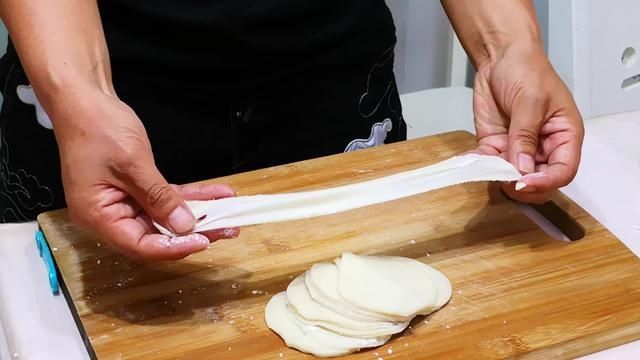 吃剩的饺子皮不要扔掉，3种做法瞬间变美食，操作简单，新手也会