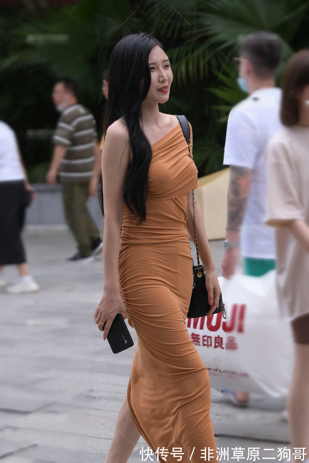 盐酷风 简约的背心上衣搭配运动裤子,清爽气息满满,这样穿搭很有活力