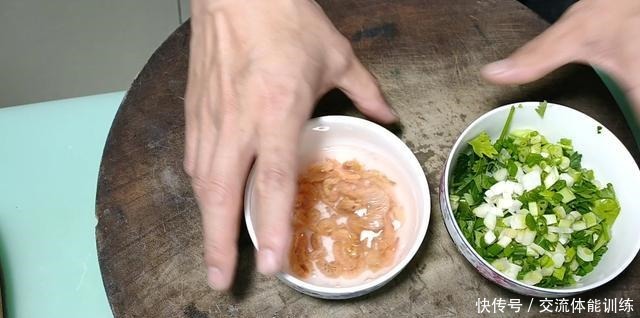 简单的家常菜《萝卜丸子汤》丸子好吃,汤鲜味美的秘密