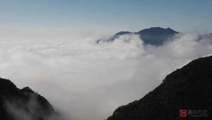 云海磅礴，春山如梦