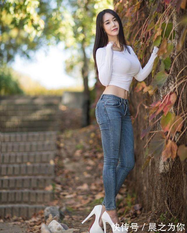 女人 修身时尚的牛仔裤,唯美精致显气质,让女人展示出魅力身姿!
