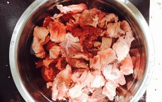 技巧|炖牛肉时，牢记这2招技巧，牛肉炖得更软烂，香味浓郁，好吃