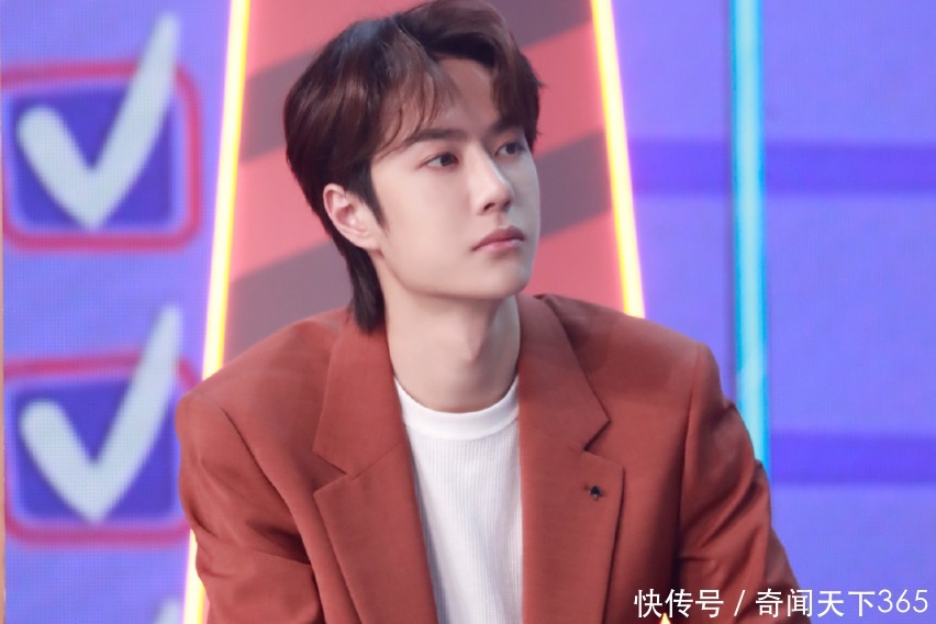 王一博带病录制节目疼到握拳,用多国语言表白被删,粉丝怒了