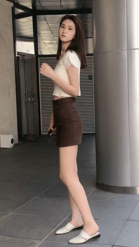 小姐姐|简单的穿搭也能很好看，小姐姐穿牛仔短裤游玩，穿上彰显火辣身材