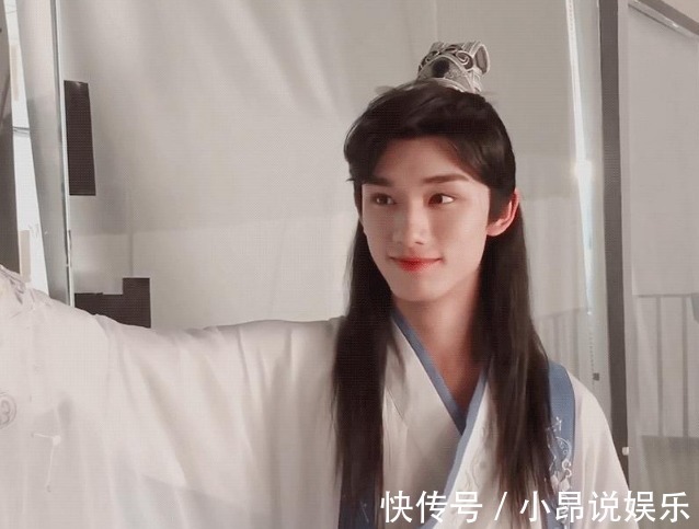 谢怜|《天官赐福》定妆照公开!站姐晒路透图被骂,粉丝都不敢认领