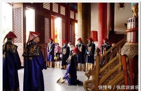 大臣|草根皇帝作诗一首，大臣差点笑喷，读出后两句大臣连连下跪