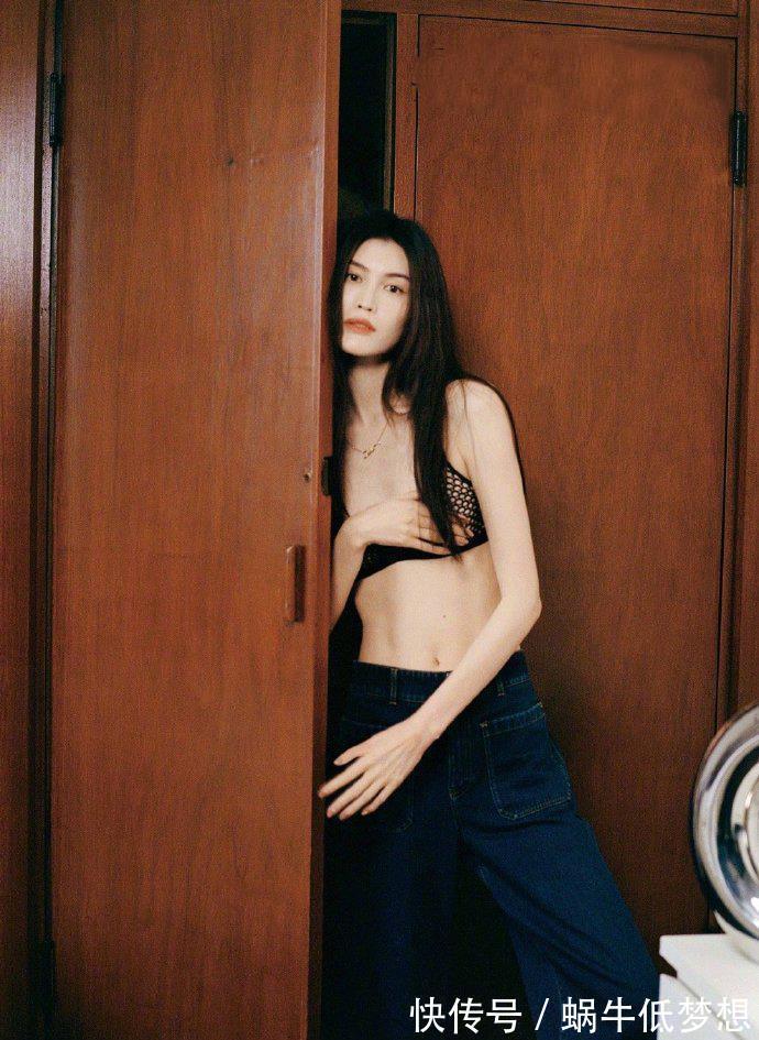 何穗|超模何穗解锁新刊封面大片,倒立沙发秀漫画腿,豹纹夹克辣得冒火