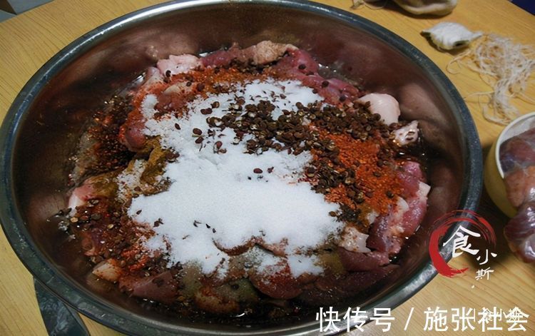 香肠|灌香肠，肉和盐的比例多少合适？30年老方法送给你，腊味十足