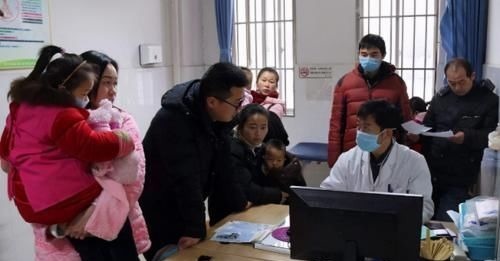 儿科医生|排队3小时看病5分钟?孩子高烧39度,宝妈一个举动惹怒众人