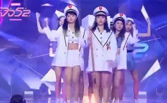 台版节目模仿黑人抬棺,选秀女生穿的制服被吐槽,蹭热度太极端