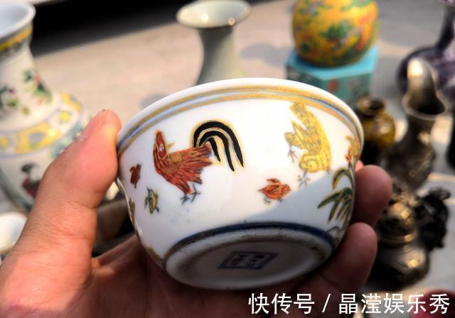 古玩摊主#“鸡缸杯”拍卖2.8亿元后,大爷150元“捡漏”仨,古玩摊主却笑了