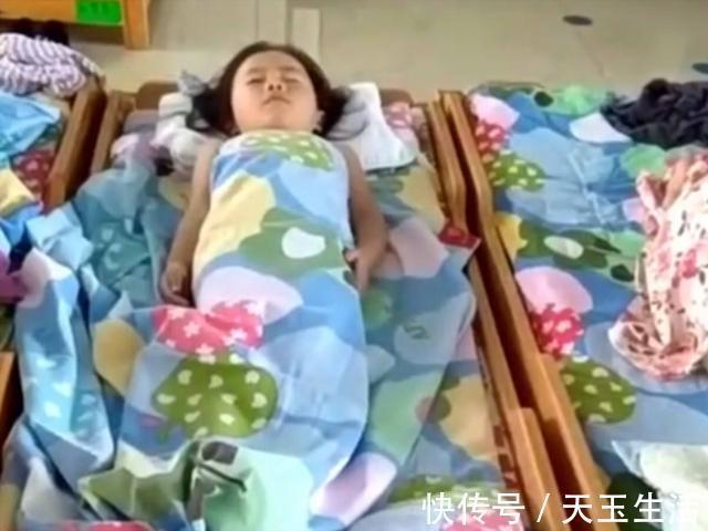 老师|女儿在幼儿园午睡，老师发给宝妈孩子的样子，妈妈看到就笑了