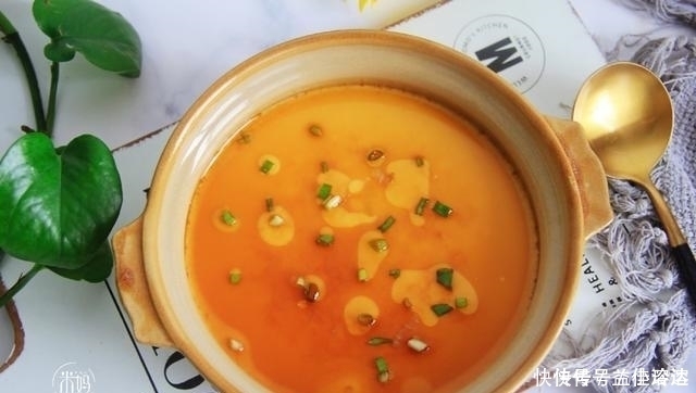 蒸鸡蛋羹,千万不可直接加水,蒸前多加1步,鸡蛋如同果冻般嫩滑