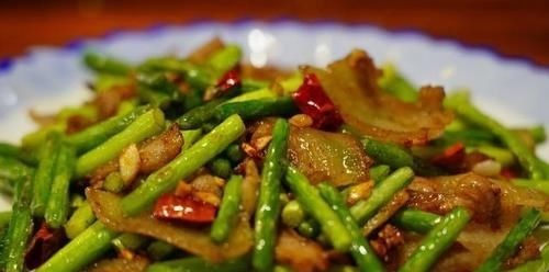 炒蒜苔时，过水和过油都不对，教你正确的方法，又鲜又嫩还入味