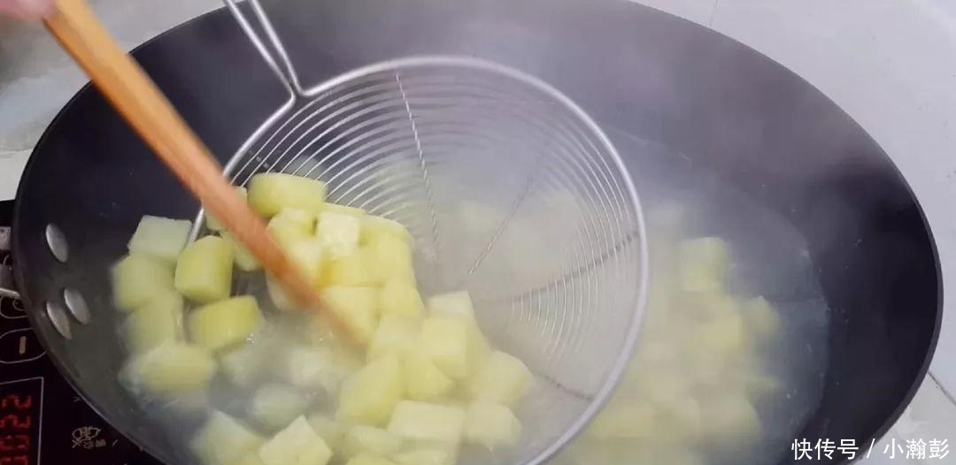 土豆又出新吃法，教你简单一做，比干锅土豆做法简单，比薯条好吃