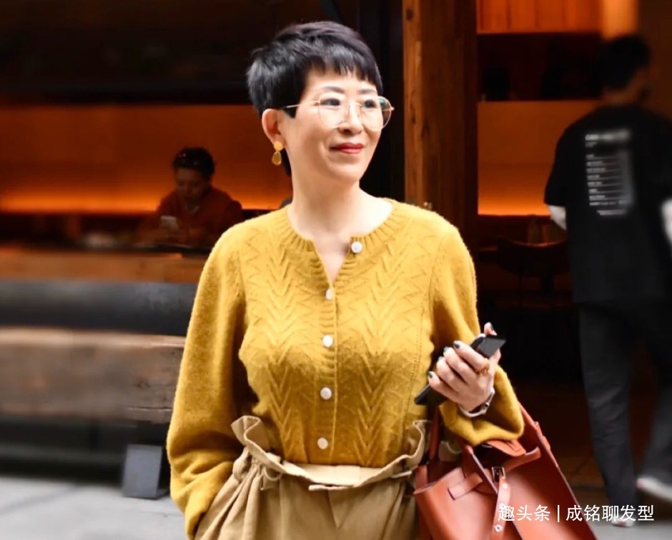 短发 老年人别总烫小卷发型,学学三位60岁时髦奶奶的减龄发型,超洋气