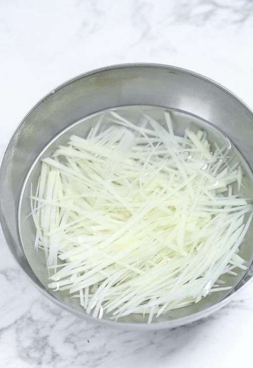 这样炒出来的土豆丝，酸辣可口，香味扑鼻，下饭的很