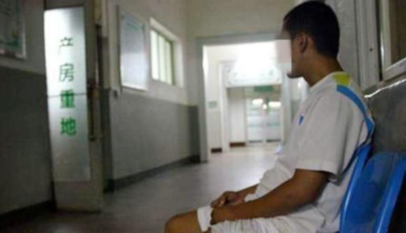 力气|产妇生孩子饿到没力气,丈夫送好吃的,医生蹲在角落偷吃却被赞扬