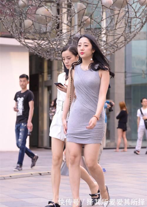 街区|修身的连衣裙,你会怎么穿搭,会选高跟鞋么搭配吗?