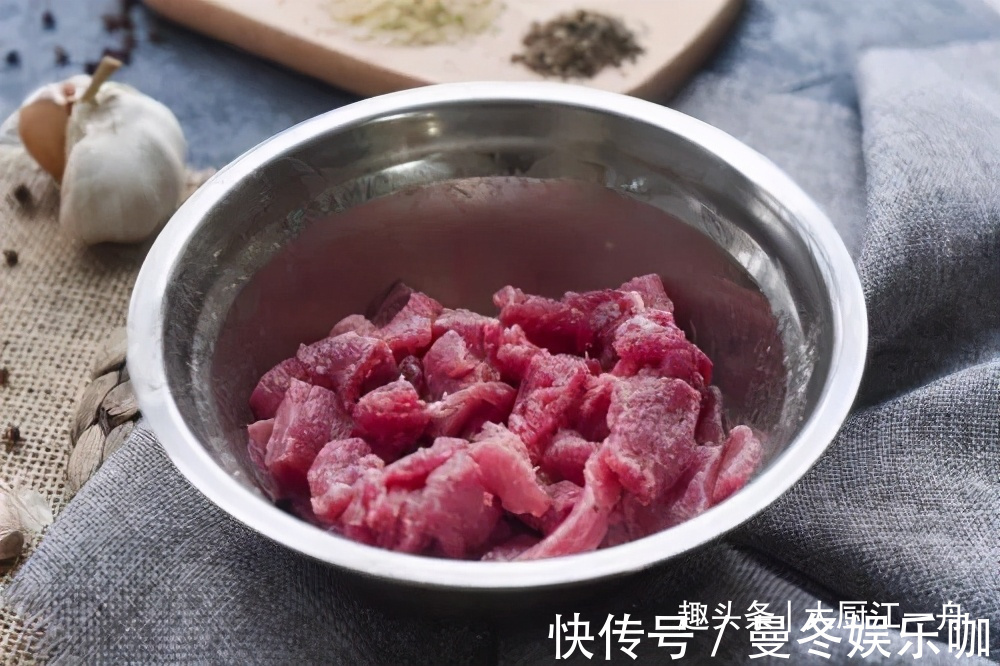 亲爱的|炒牛肉时，切记不要放盐和料酒，否则又柴又难吃，正确做法是这样