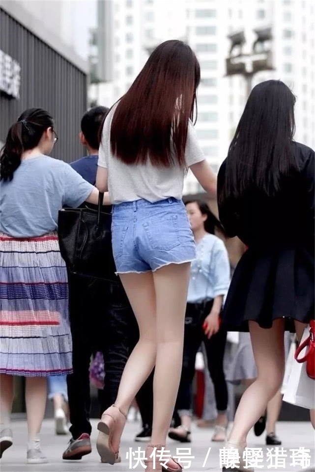 街拍美女:紧身裤的年轻小姐姐,显示逆天的大长腿