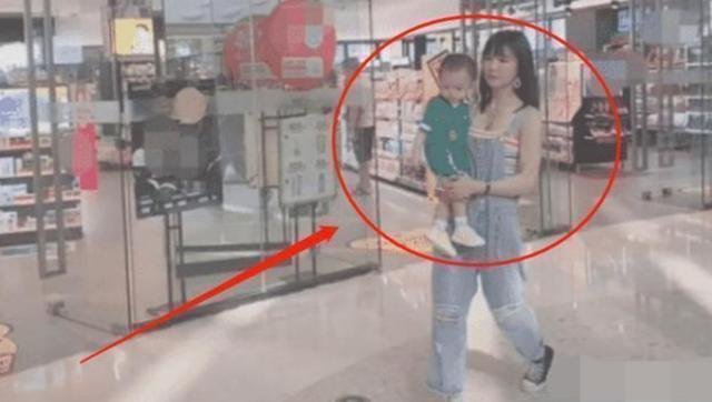 新知识|“最年轻姥姥”走红,抱外孙逛商场像母子,网友直呼:姥爷太幸福