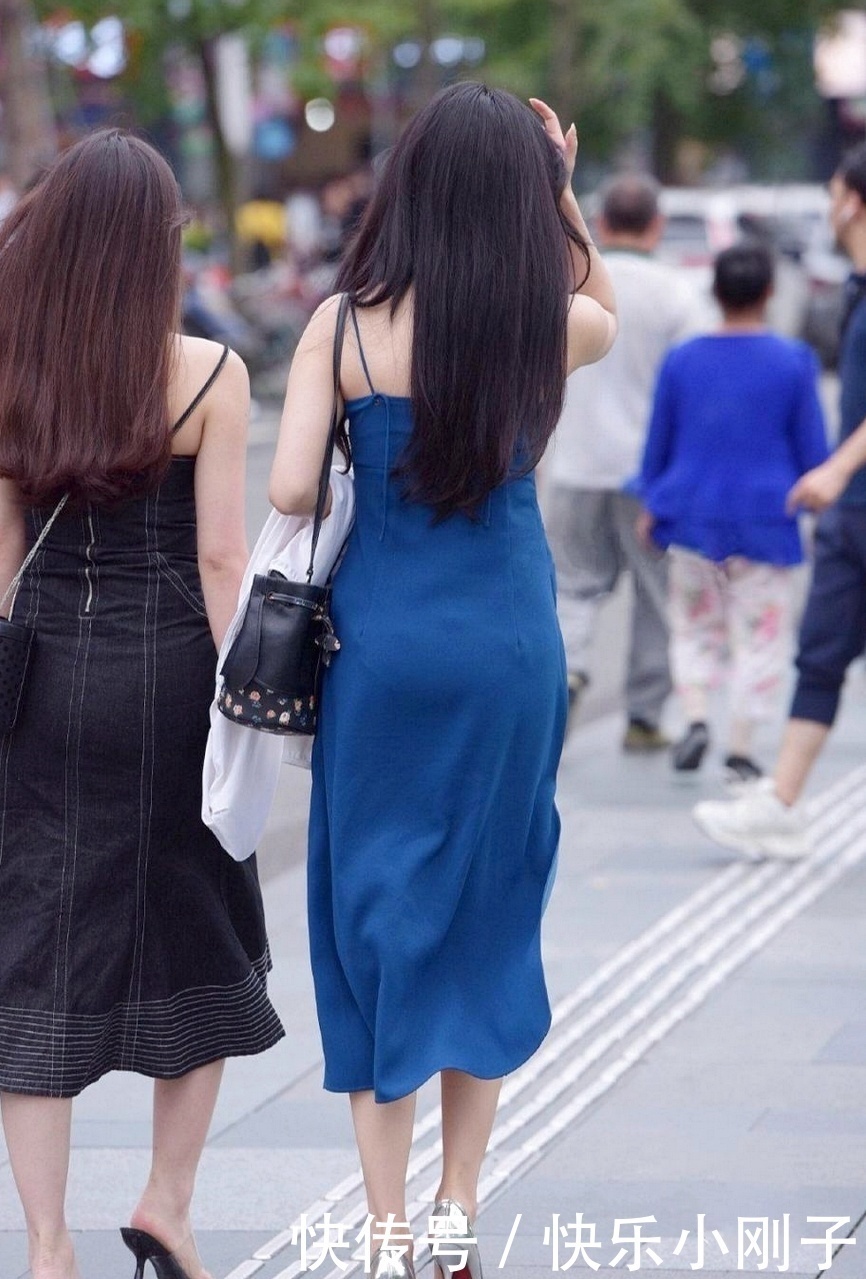 小姐姐穿幽蓝色长裙配银色高跟，显成熟的魅力，女人味十足！