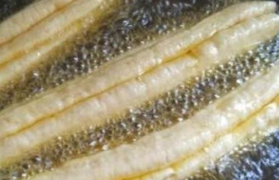 炸油条别加小苏打了,多加“这2样”,油条更蓬松,凉了也不硬!