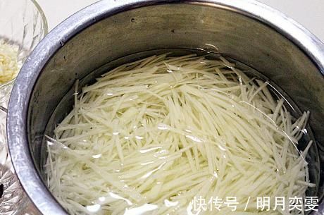 酸辣|炒土豆丝，何时放醋是关键，学会这1招，土豆丝酸辣脆爽还不粘锅