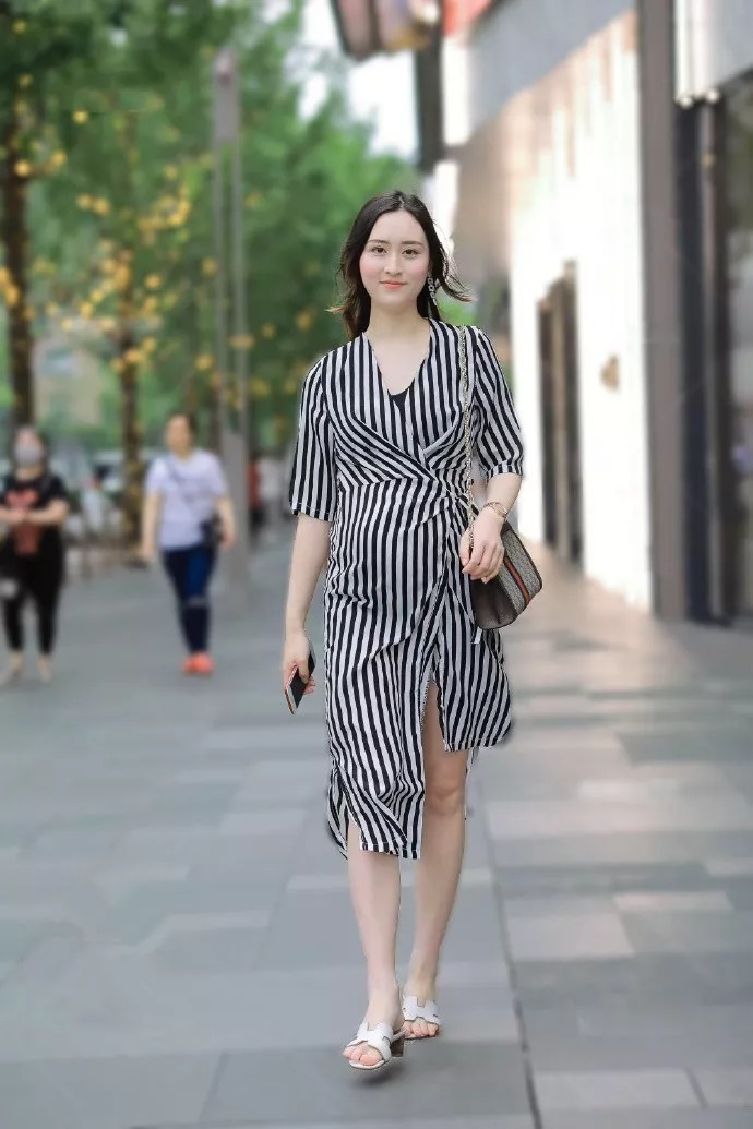 高跟鞋|街拍:女性搭配高跟鞋,能够轻松地提升自己的整体时尚感