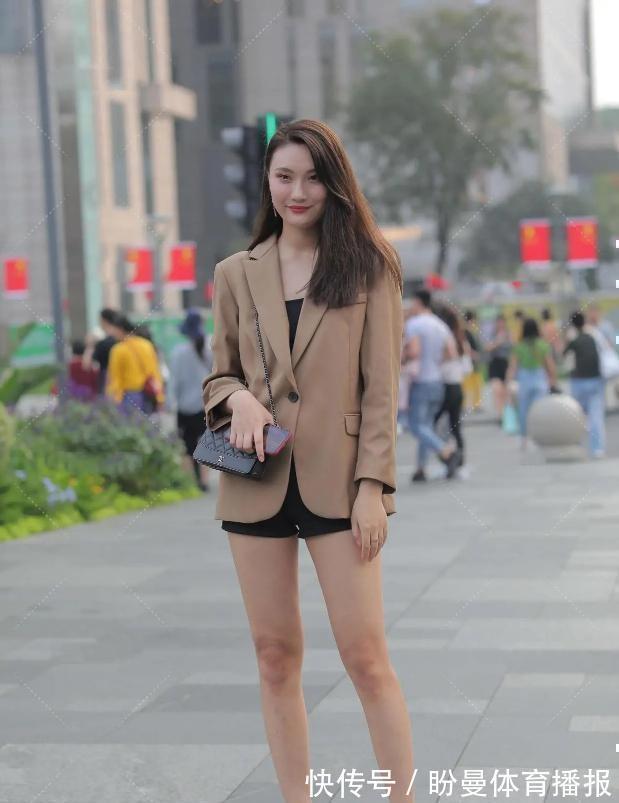 大长腿 温柔有质感的打底裤穿搭,换上了富有设计感的裙型,更加雅致