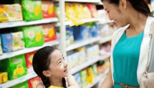 便宜|6岁小学生捡到一盒糖,回去给了家长,家长打开后一看报警