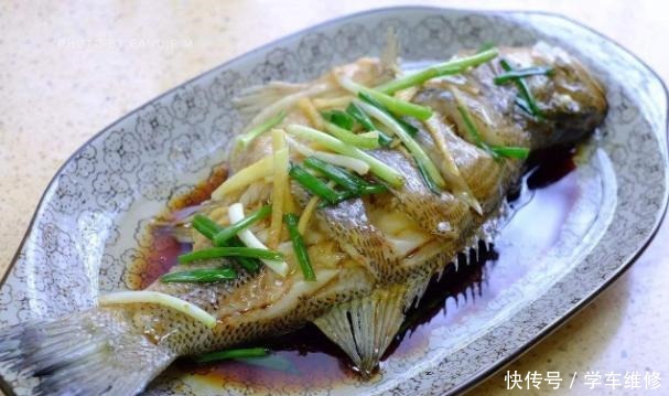 蒸鲈鱼时,需不需要腌制大厨用错了方法,难怪鲈鱼蒸好没鲜味!