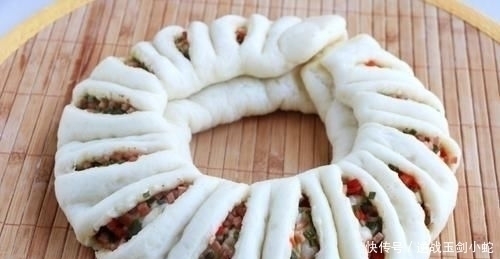 面粉不做包子,教你懒人吃法,两手一卷,一锅蒸一个解决全家早餐