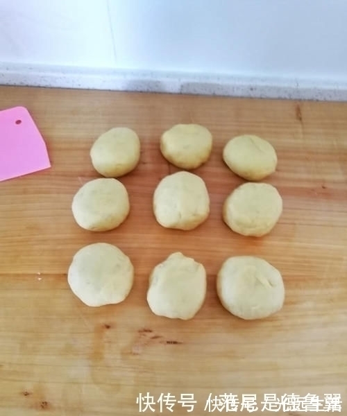 面粉这样做,只要一个蒸锅,比馒头松软香甜,吃一次就会喜欢上它