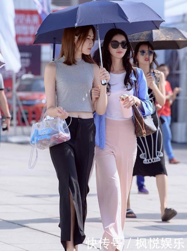 街拍小姐姐走在街上穿搭非常有韵味,这条黑色的裤子相当好看