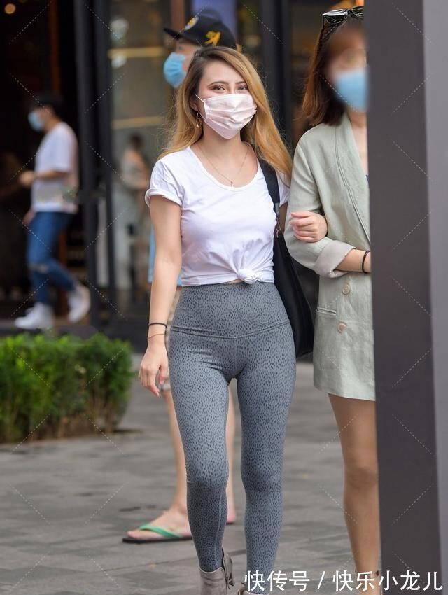 拼色 打底裤的打扮显嫩又休闲,好看有个性,打造曼妙动人身形