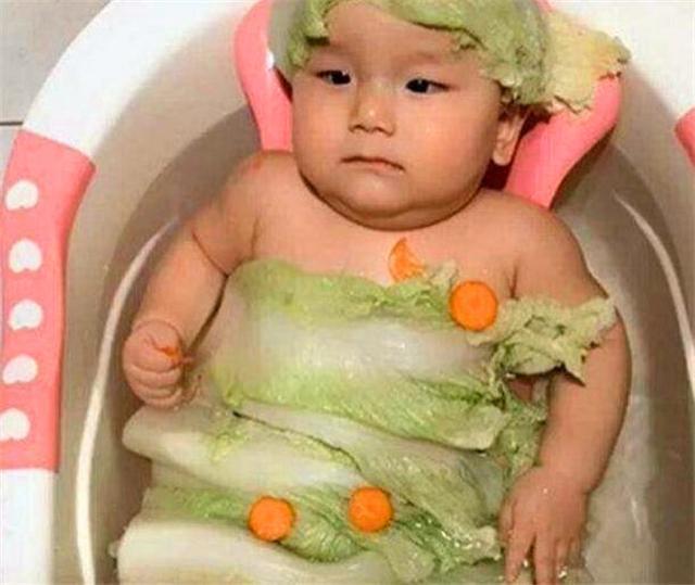 一岁宝宝送回姥姥家，妈妈担心不习惯，姥姥发来照片笑喷了