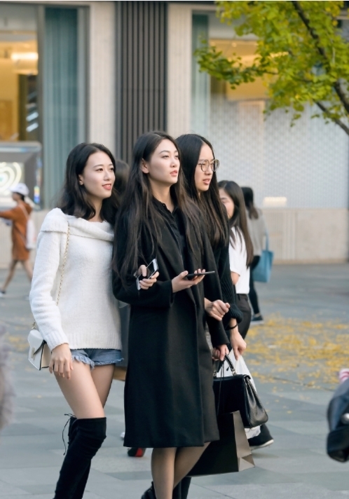 街拍：图1小姐姐这应该是大胆炫腹吧，大衣配美女，好看又时髦