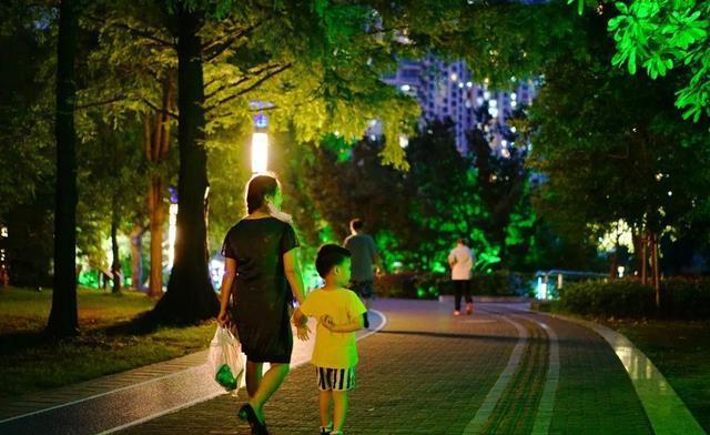 夫妻两人|只要锻炼就能长高吗?高强度的运动反而适得其反