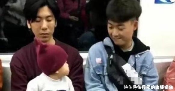 宝爸|花痴宝宝‘’第一次坐地铁,对着小哥哥不停‘’放电‘’,宝爸很无奈