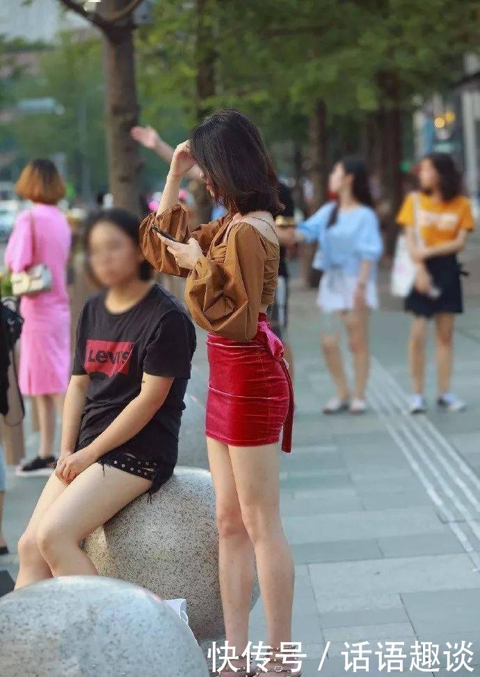 美女牛仔半身裙搭配一双黑色的简约风格高跟鞋,显瘦又特别的显高