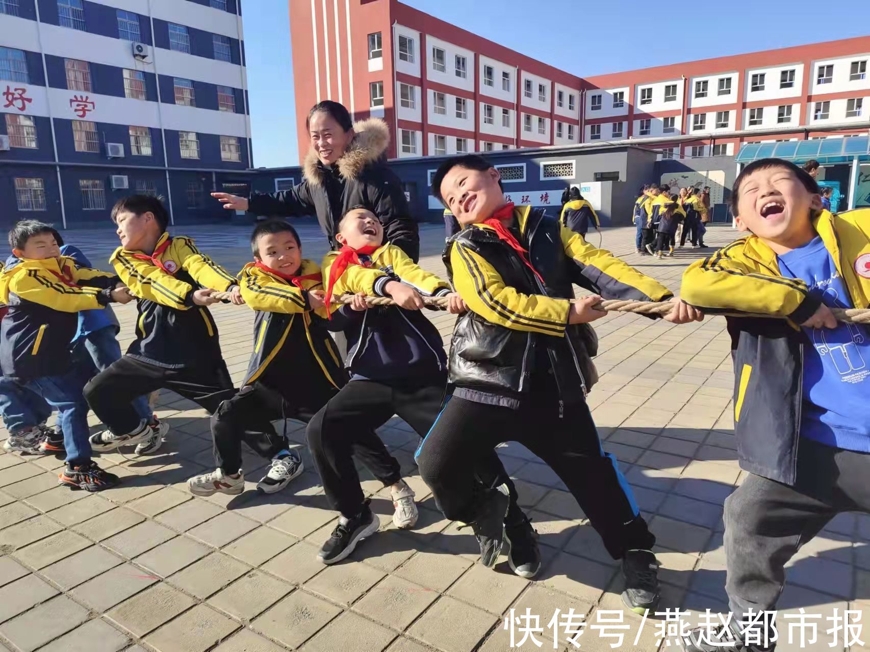 隧道|河间市第二实验小学：“趣味游戏”比赛让操场变成欢乐海洋